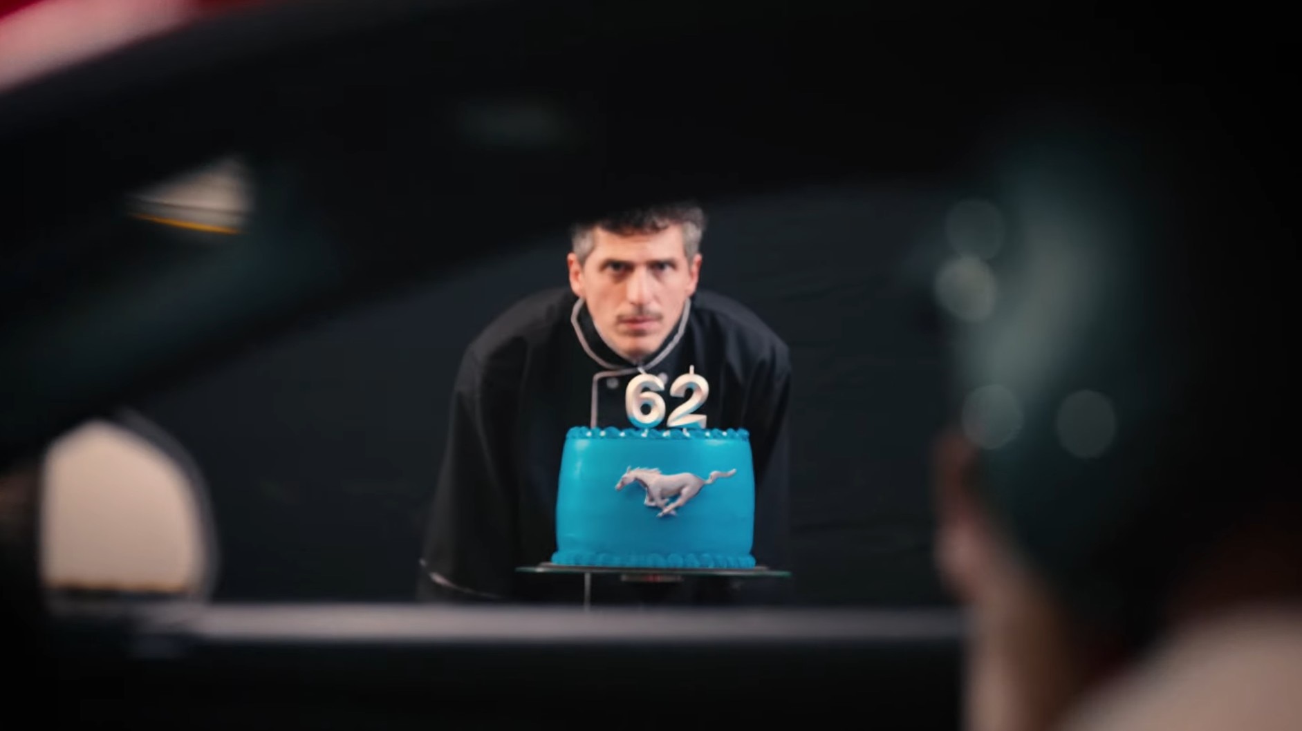 Campanha de 62 anos do Ford Mustang incluiu um bolo e muitas manobras
